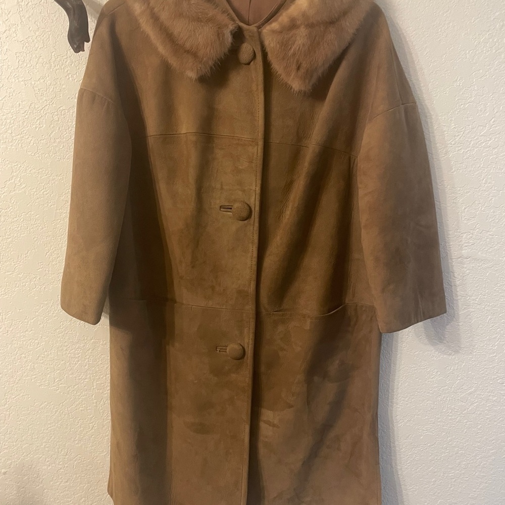 Elegant Tan Suede Coat with Faux Fur Collar - Picture 6 of 16